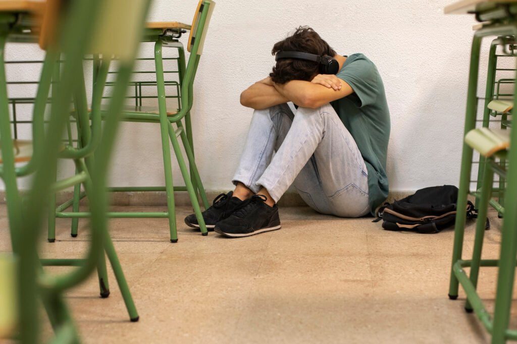 Como AYUDAR a adolescentes y jóvenes durante la crisis existencial 4 Crisis existencial en adolescentes
